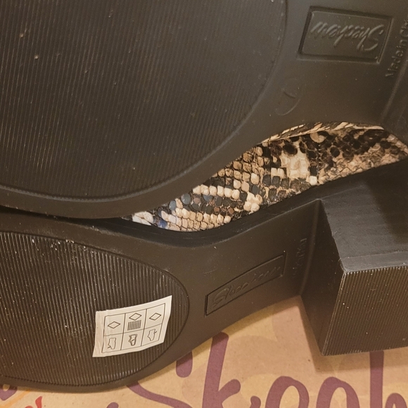 Skechers Crista snake print boot size 7 - Picture 4 of 5